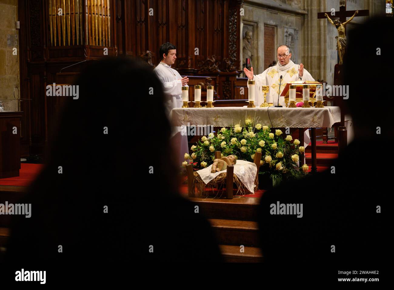 Die Heilige Messe wird von Jozef Haľko, Weihbischof, in der Kathedrale St. Martin (Katedrála svätého Martina) in Bratislava, Slowakei, gefeiert. Stockfoto