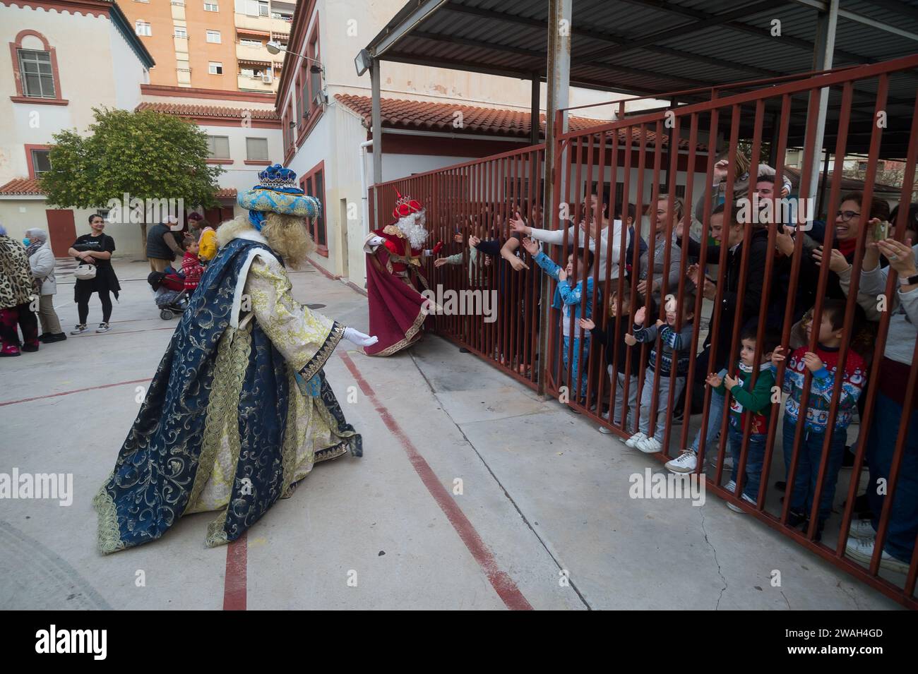 Malaga, Spanien. Januar 2024. Männer, die als Melchior und Gaspar gekleidet sind und die drei Weisen darstellen, werden bei der Teilnahme an der traditionellen Epiphanienparade im Bezirk Cruz de Humilladero gesehen. Die Viertel von Malaga feiern die traditionellen Epiphany-Paraden in der Stadt, indem sie Süßigkeiten werfen oder Kindern Geschenke schenken, in Anwesenheit von Tausenden von Menschen. (Foto von Jesus Merida/SOPA Images/SIPA USA) Credit: SIPA USA/Alamy Live News Stockfoto