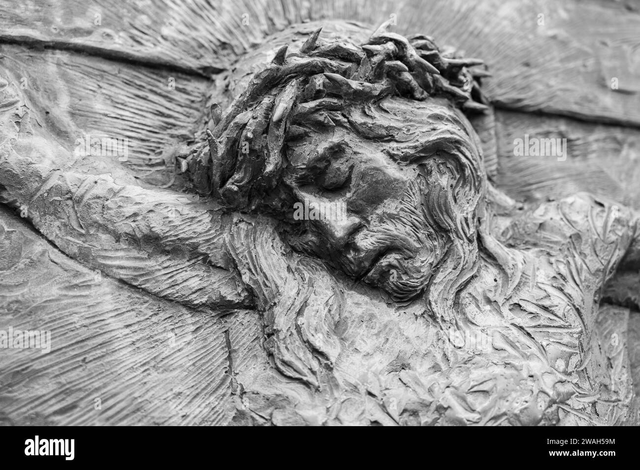 Die Kreuzigung Jesu – das fünfte schmerzhafte Geheimnis des Rosenkranzes. Eine Reliefskulptur auf dem Berg Podbrdo (der Hügel der Erscheinungen) in Medjugorje. Stockfoto