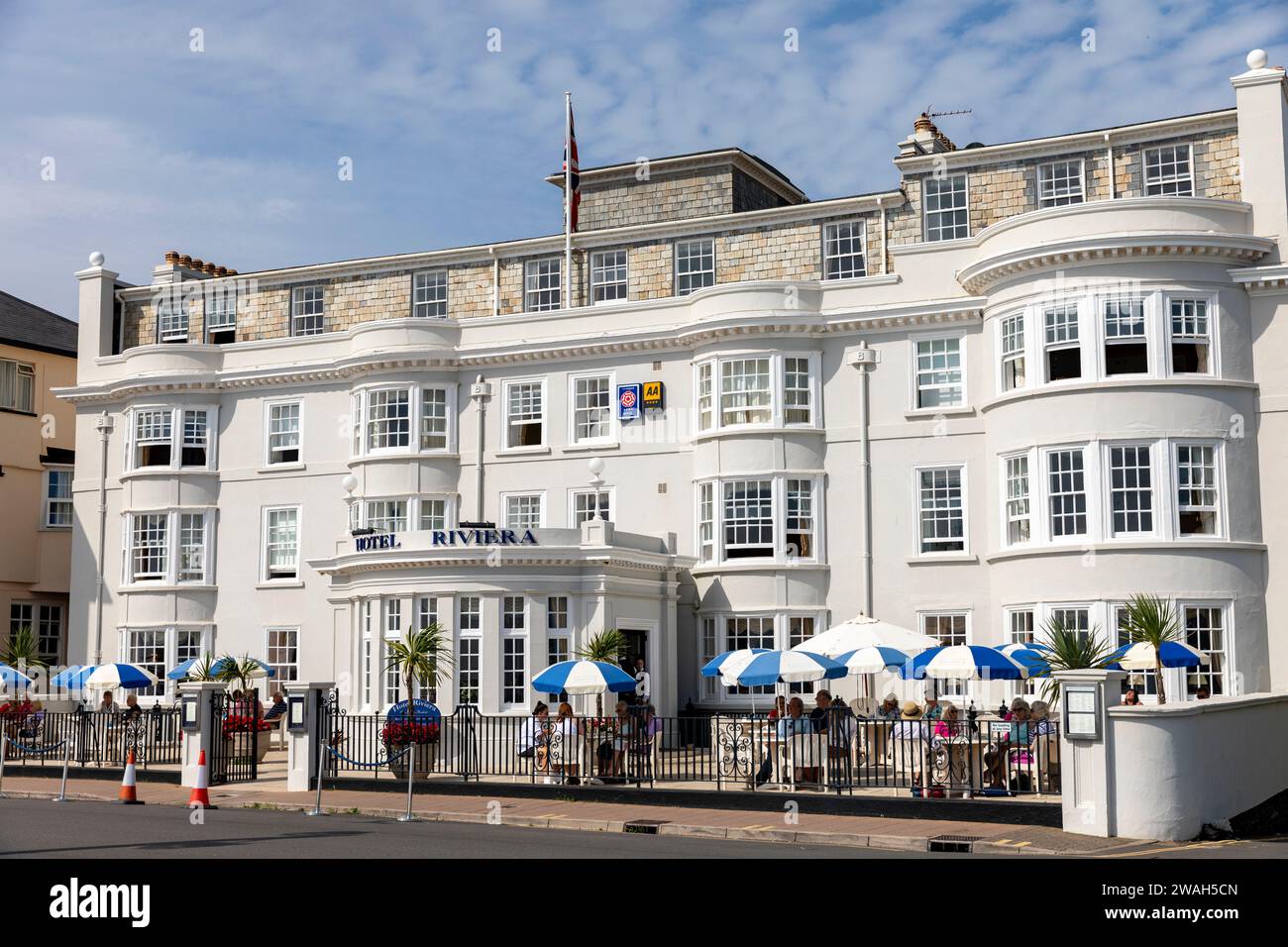 Sidmouth Devon, Hotel Riviera Seafront Hotel an der Esplanade in Sidmouth mit Sonnenschirmen für Gäste an heißen September 2023 Tagen, England, Großbritannien. Stockfoto