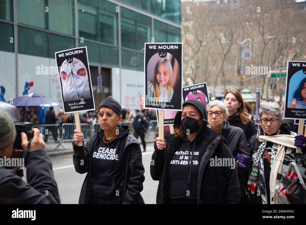 Stumme Mahnwache mit Menschen, die Babys in den Armen halten, während sie in Manhattan marschieren, und uns daran erinnern, die Spaltungen zu überwinden und wieder menschlich zu werden und beide Seiten der israelischen Hamas den Wahnsinn zu stoppen. Initiiert von jüdischen Ältesten und Alliierten für die Waffenruhe. Stockfoto