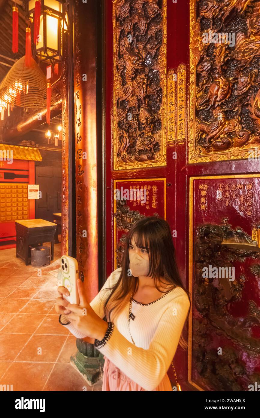 China, Hongkong, Hong Kong Island, Soho, Hollywood Road, man Mo Temple, junge Besucherin mit Maske, die Fotos macht Stockfoto