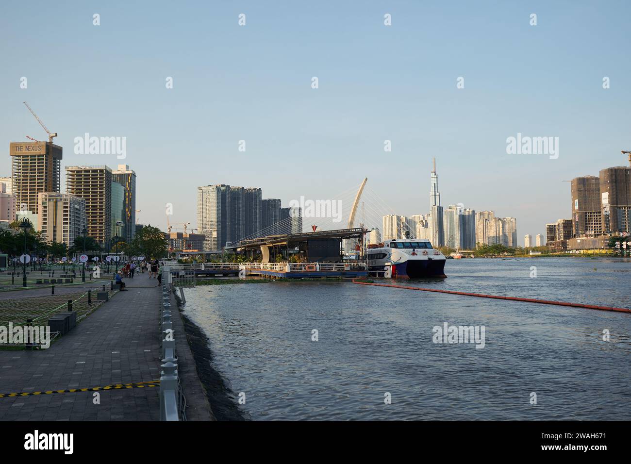 HO-CHI-MINH-STADT, VIETNAM - 25. MÄRZ 2023: Blick auf den Saigon-Fluss aus dem 1. Bezirk in Ho-Chi-Minh-STADT. Stockfoto