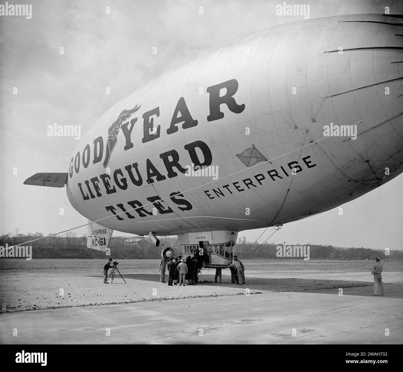 Vintage-Schwarz-weiß-Foto des Goodyear Blimp in Washington, DC, Flughafen CA. 1938 Stockfoto