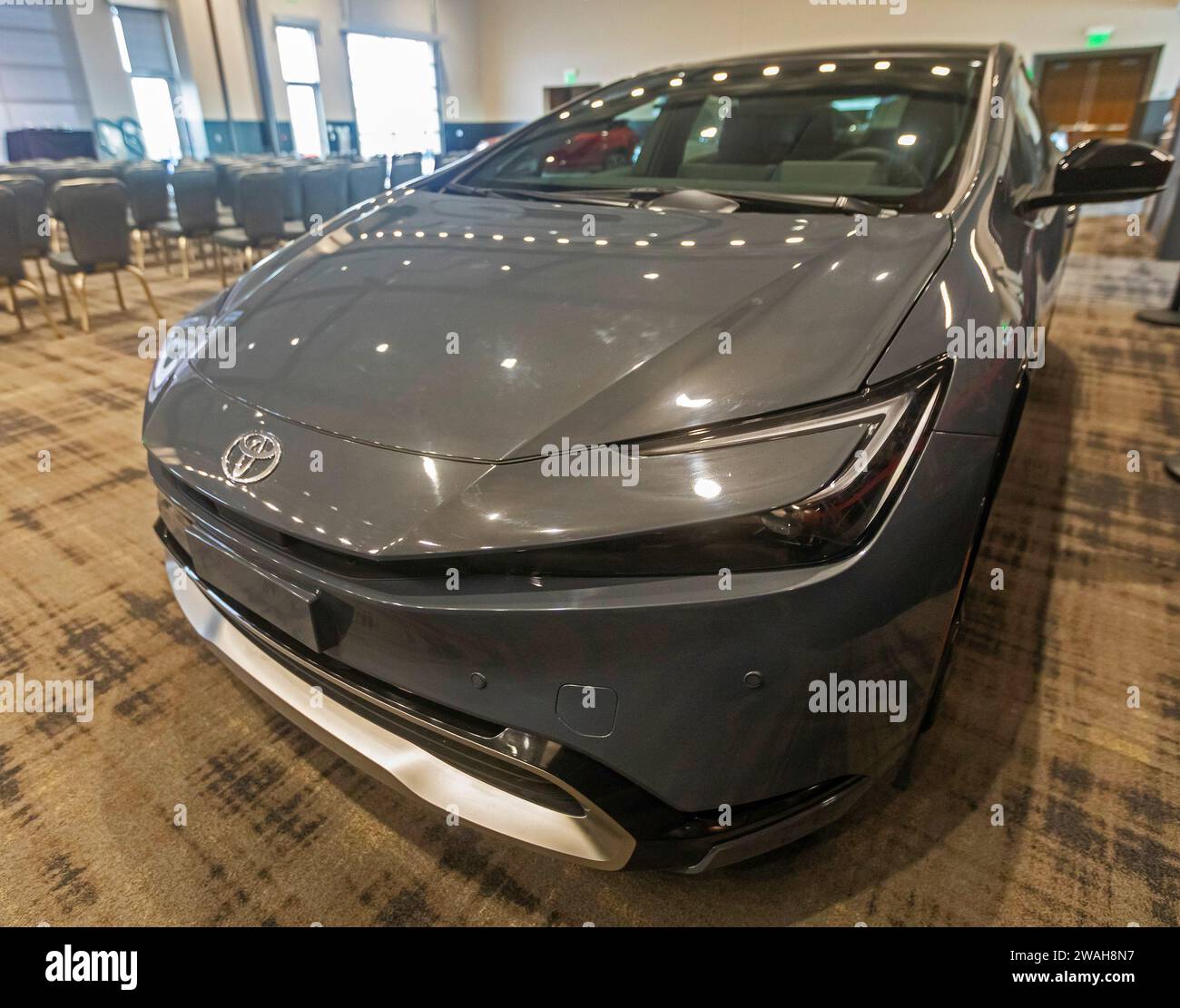 Pontiac, Michigan, USA. Januar 2024. Der Toyota Prius und der Prius Prime erhielten den Preis „North American Car of the Year“. Die jährlichen NACTOY-Auszeichnungen (North American Car, Truck and Utility Vehicle of the Year) werden von einer Jury professioneller Automobiljournalisten bewertet. Quelle: Jim West/Alamy Live News Stockfoto