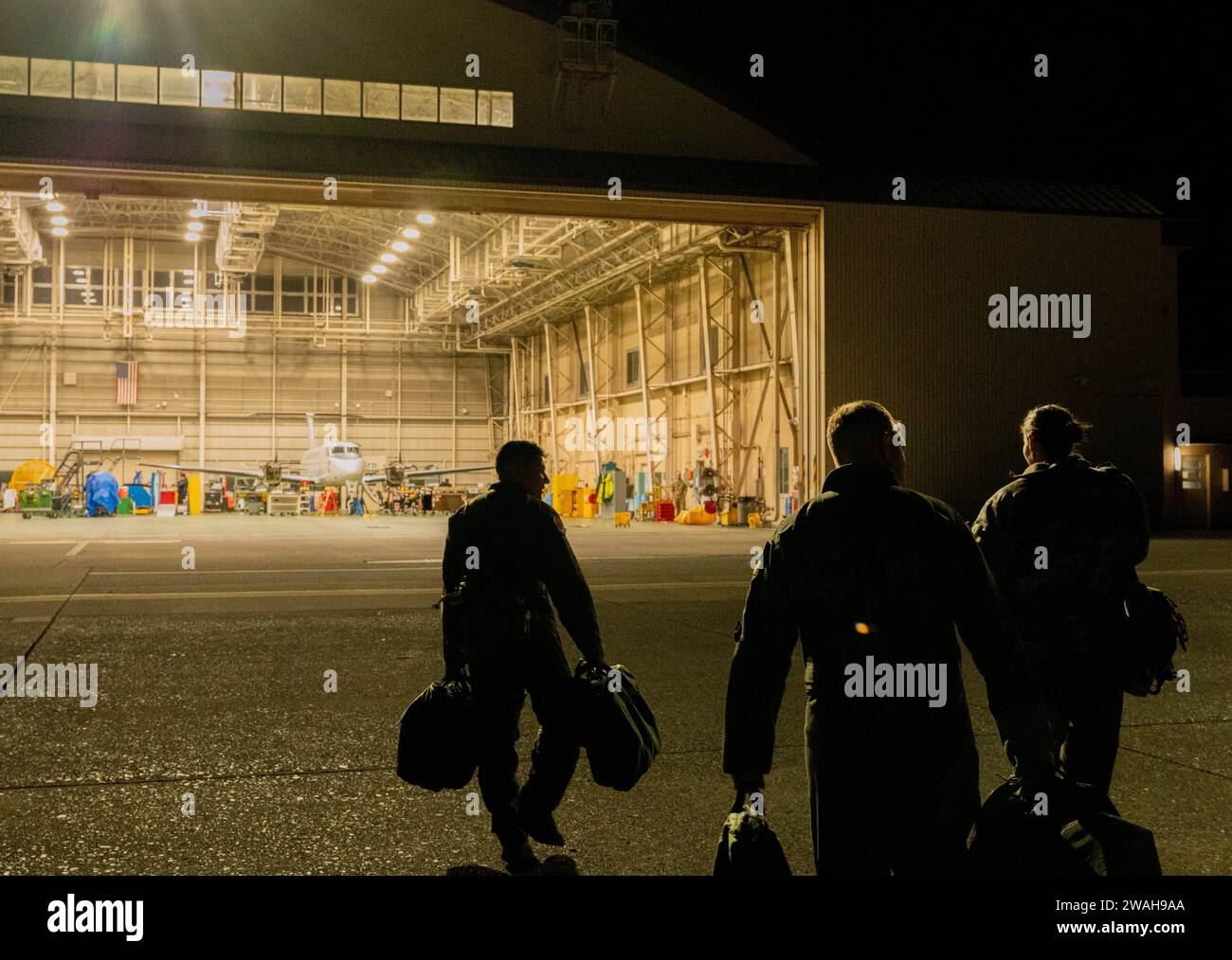 Mitglieder der 459th Airlift Squadron kehren zum Yokota Air Base, Japan, zurück, nachdem sie am 18. Dezember 2023 eine Übung zum Patiententransport beantwortet hatten. Der 459. AS kann innerhalb einer Stunde eine komplette Crew für einen nahtlosen Patiententransport mobilisieren. Stockfoto