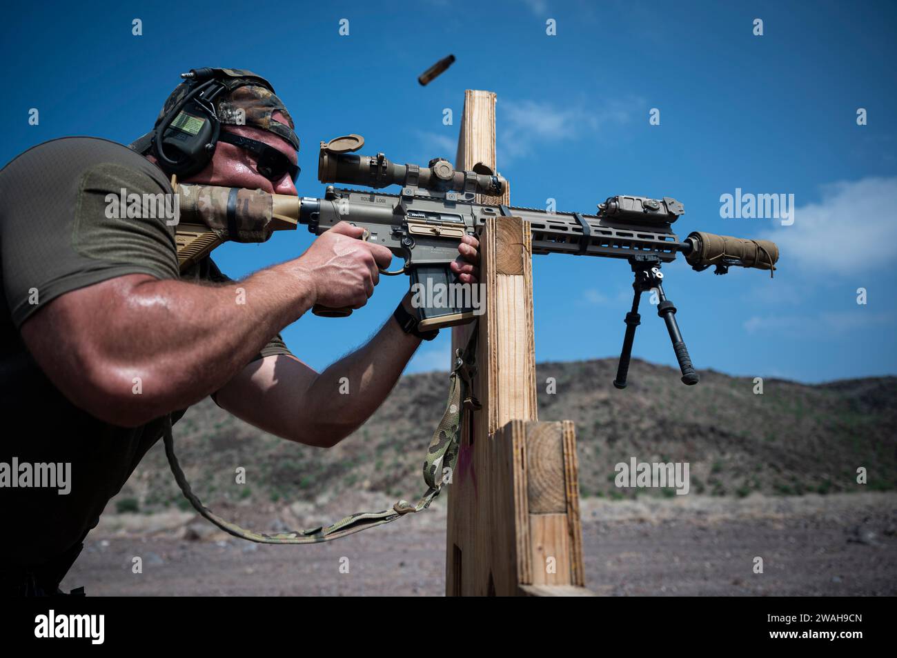 Ein Militärangehöriger, der der Combined Joint Task Force – Horn of Africa (CJTF-HOA) zugewiesen ist, feuerte während des Langstreckenübungen am 27. Juli 2023 ein M110A1-Truppengewehr ab. CJTF-HOA unterhält vorwärtsverlegbare Einheiten, die mit der raschen Reaktion auf Krisen auf dem gesamten afrikanischen Kontinent beauftragt sind. (Foto der U.S. Air Force von Tech. Sgt. Ridge Shan) Stockfoto