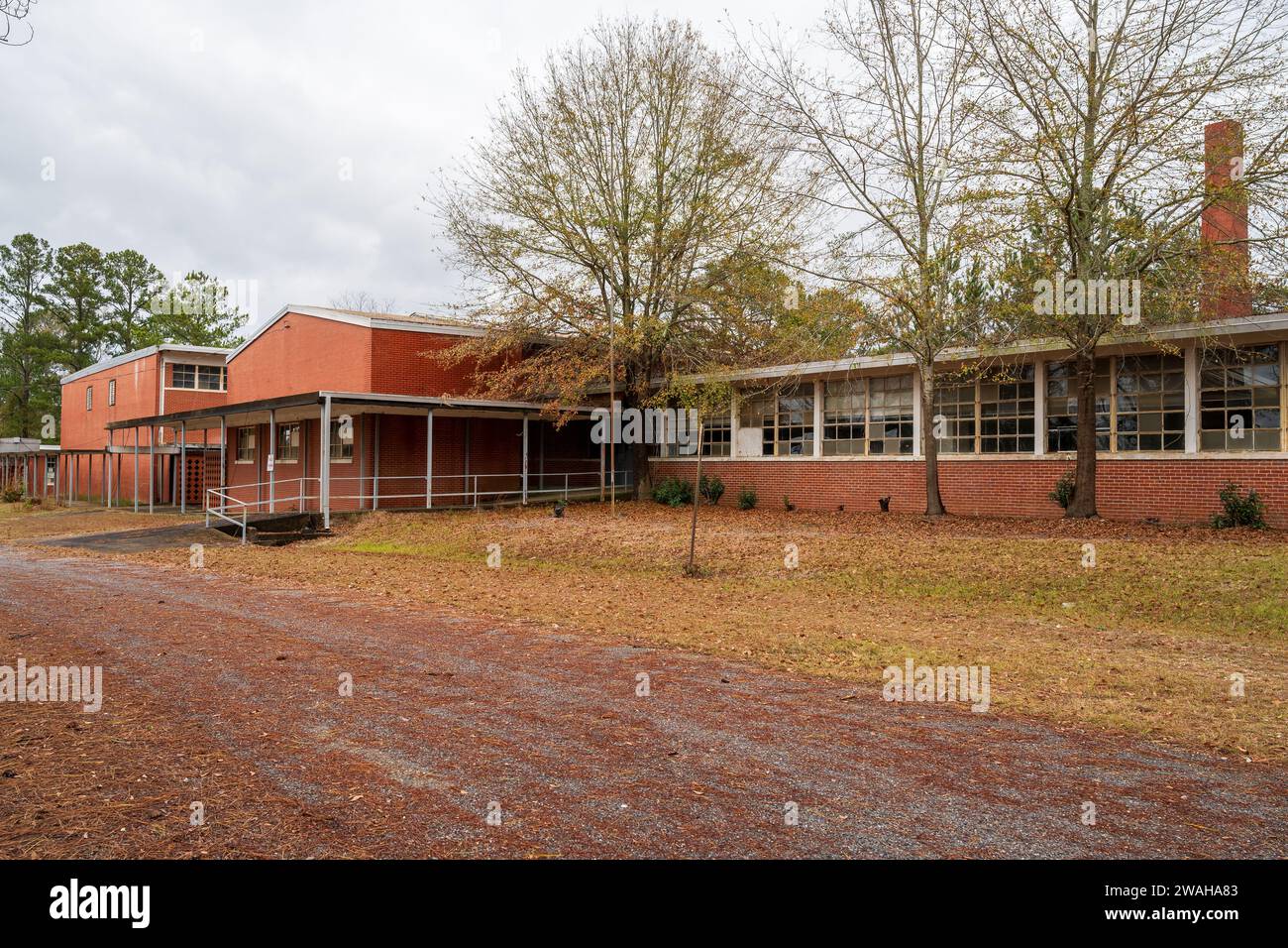Geschlossenes und verlassenes Grundschulgebäude, das im ländlichen Alabama USA verfallen und heruntergekommen ist. Stockfoto