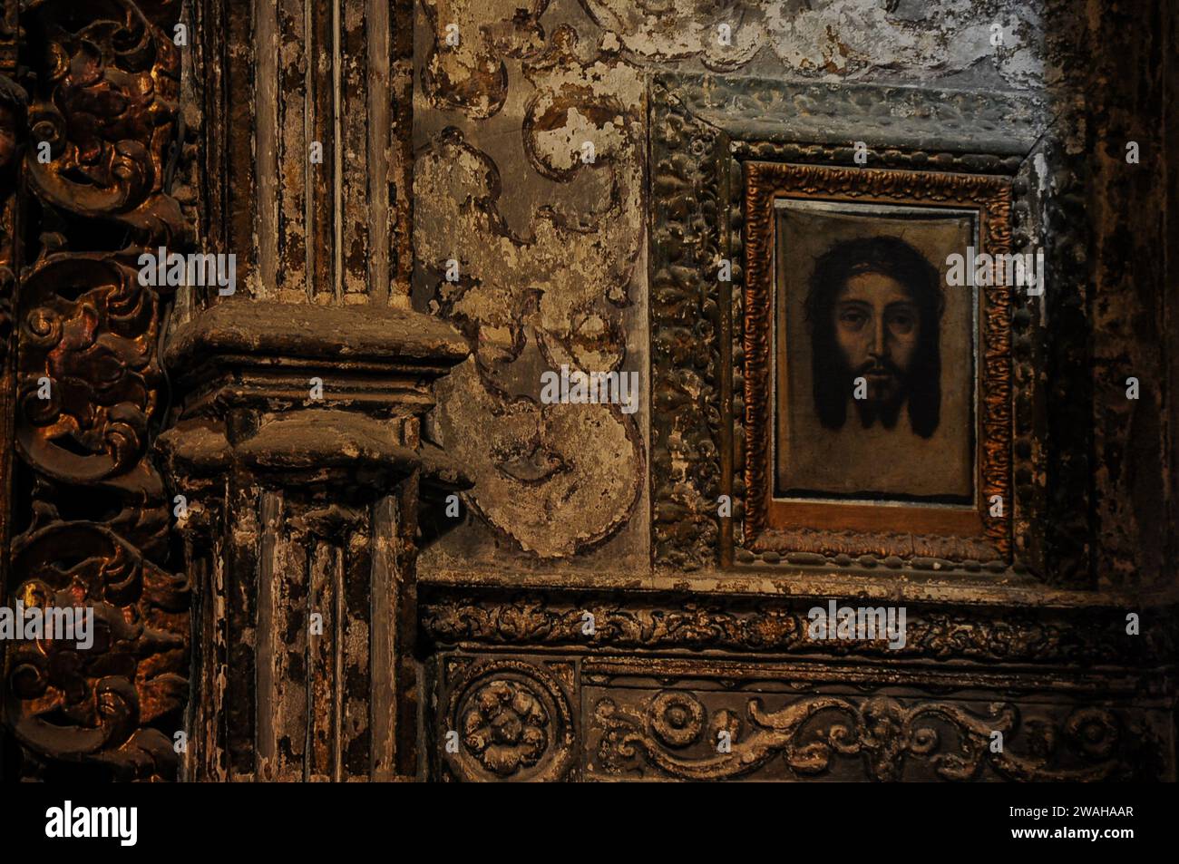 Wandzeichnung von Jesus in einem vergoldeten Rahmen in der Kathedrale von Sevilla. Sevilla, Andalusien, Spanien. Stockfoto