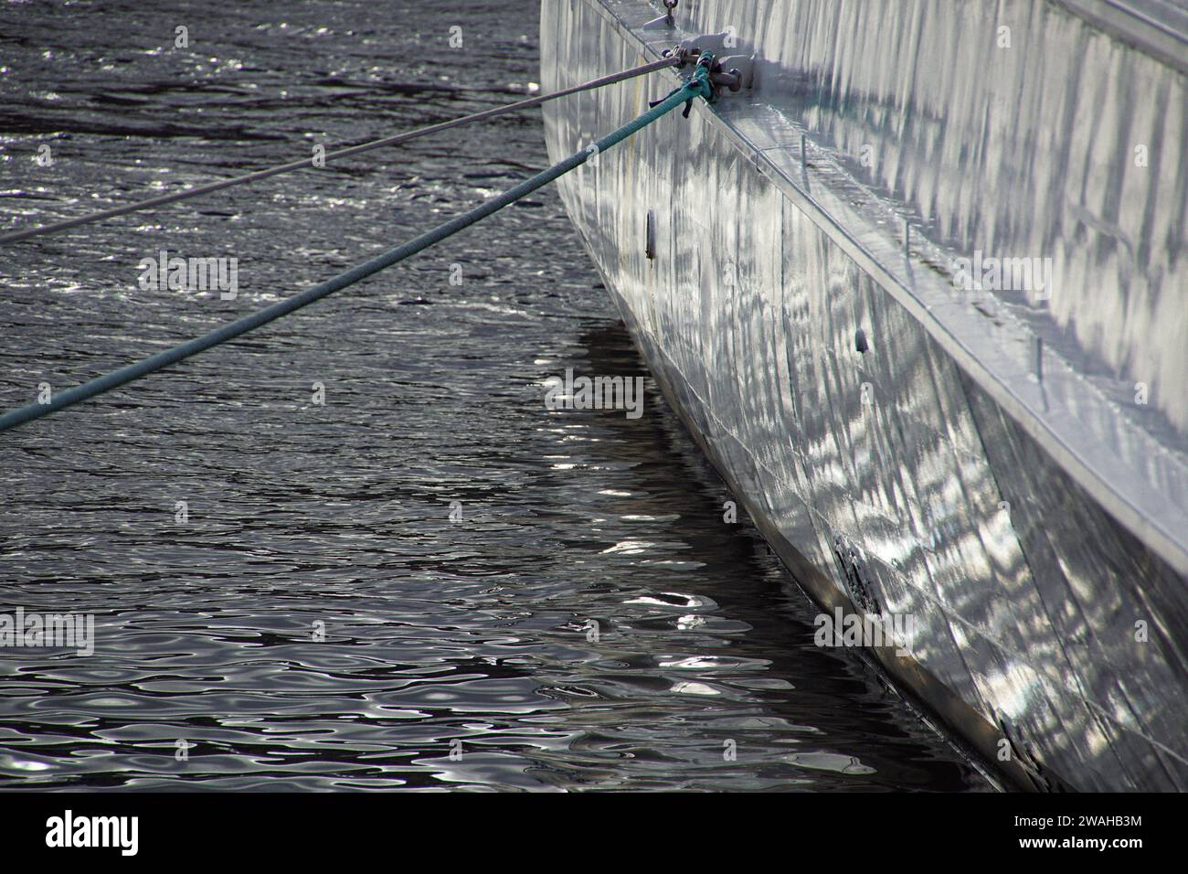 Wasser reflektiert auf der Seite eines Schiffes Stockfoto