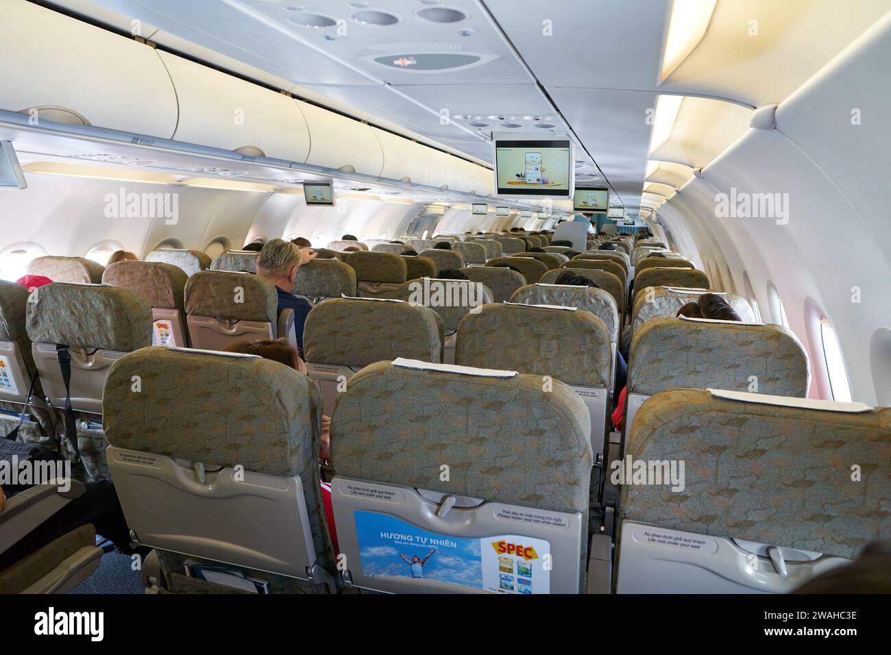 HO-CHI-MINH-STADT, VIETNAM - 24. MÄRZ 2023: Economy Class auf einem Vietnam Airlines Airbus A321. Stockfoto