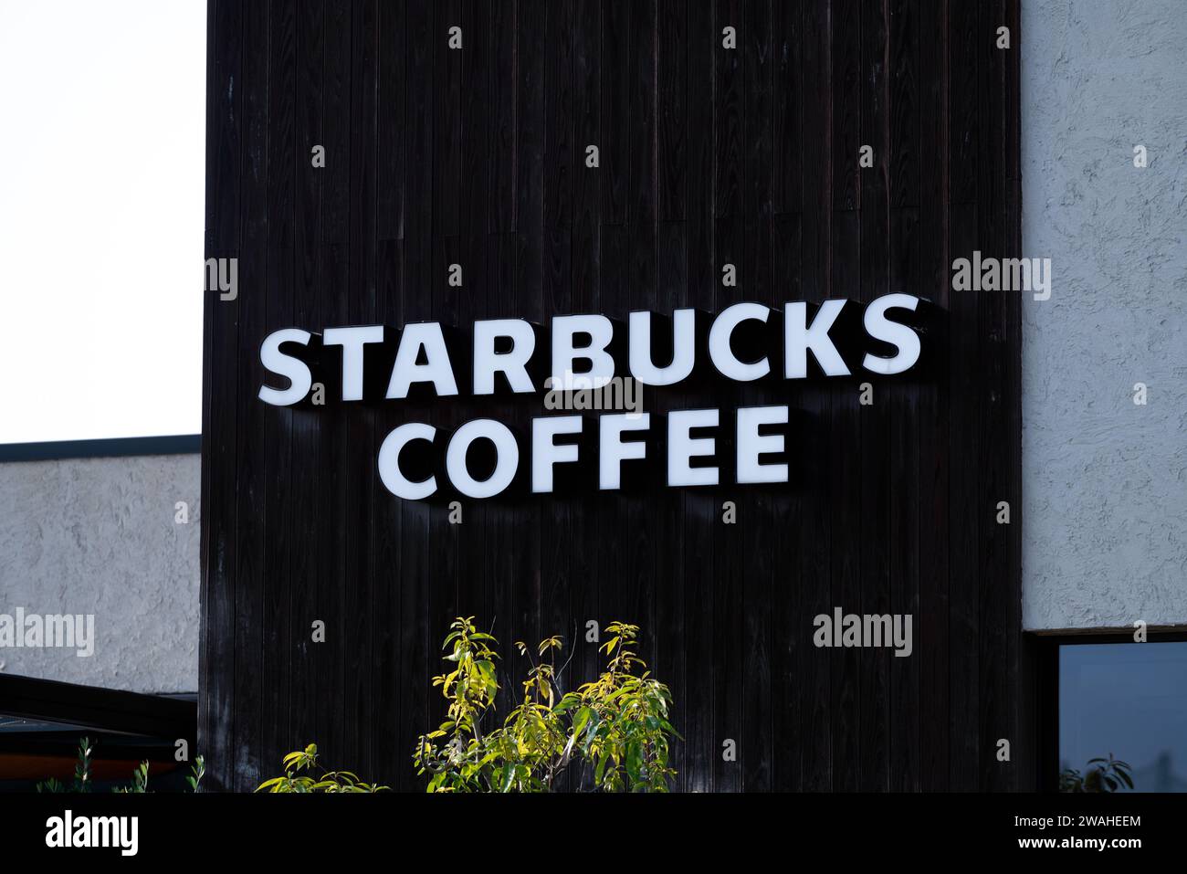 Starbucks Coffee Logo auf einem Gebäude. Stockfoto