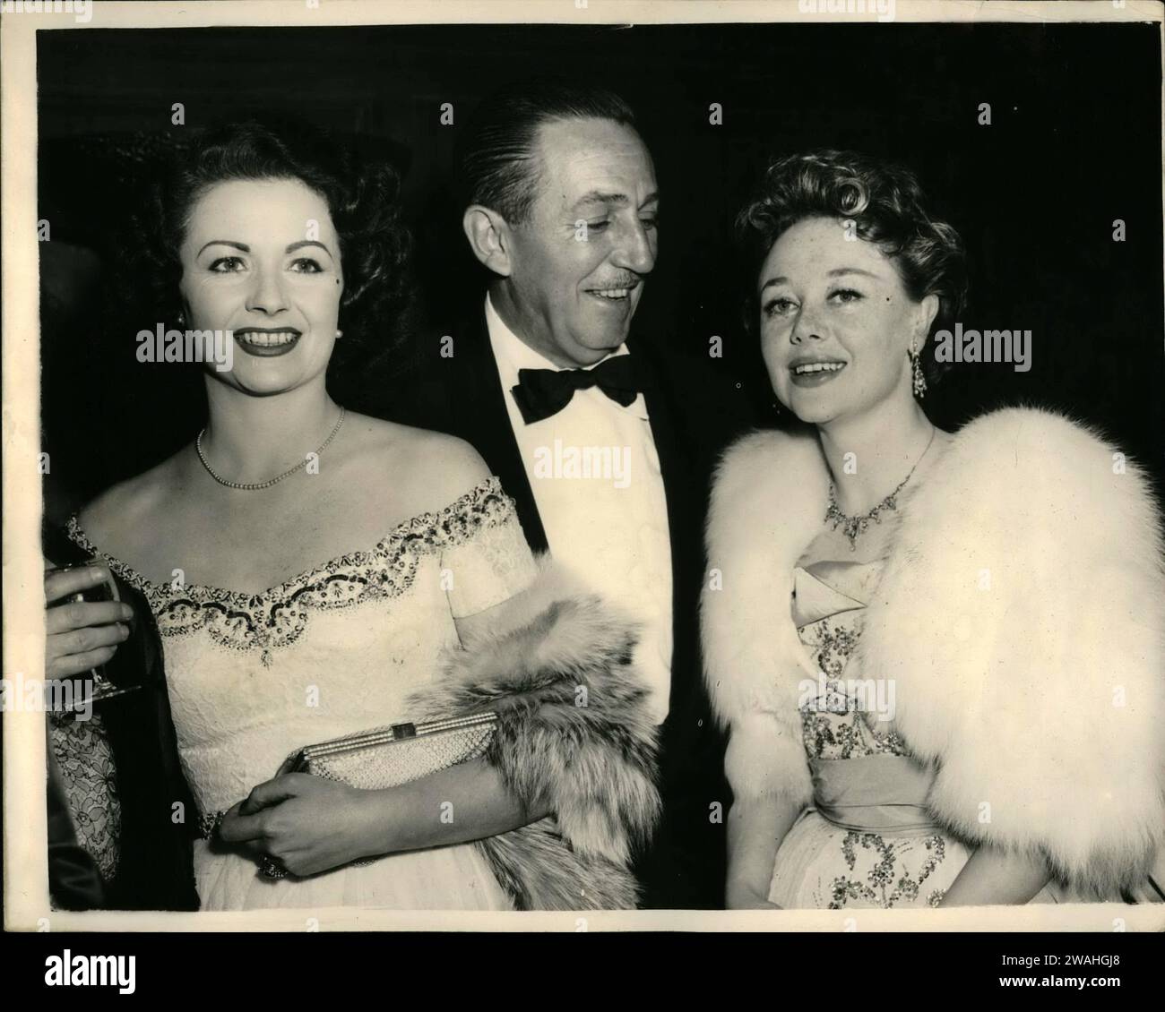 17. April 1953 - 17-4-53 Premiere von Walt DisneyÃ¢â‚¬â„¢Peter Pan Ã¢â‚¬â œ Walt Disney und Ã¢â‚¬Å„Peter PansÃ¢â‚¬Â. Keystone Photo zeigt: Walt Disney, gesehen mit Margaret Lockwood (links), und Glynis Johns, die zuvor Ã¢â‚¬Å”Peter PanÃ¢â‚¬Â auf der Londoner Bühne gespielt haben, fotografierte bei tonightÃ¢â‚¬â„¢Premiere von DisneyÃ¢â‚¬â„¢Ã¢â‚¬Å”Peter PanÃ¢â‚¬Â im Leicester Square Theatre. (Credit Image: © Keystone Pictures USA/ZUMAPRESS.com) NUR REDAKTIONELLE VERWENDUNG! Nicht für kommerzielle ZWECKE! Stockfoto