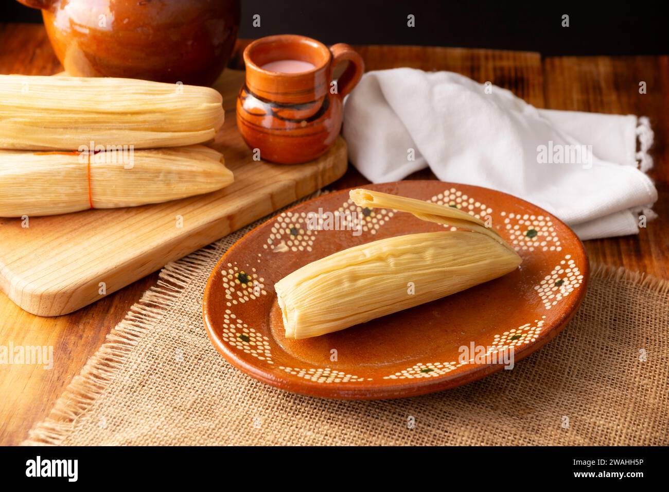 Tamales. Prähispanische Gericht typisch für Mexiko und einige lateinamerikanische Länder. Maisteig in Maisblätter gewickelt. Die Tamales werden gedämpft. Stockfoto