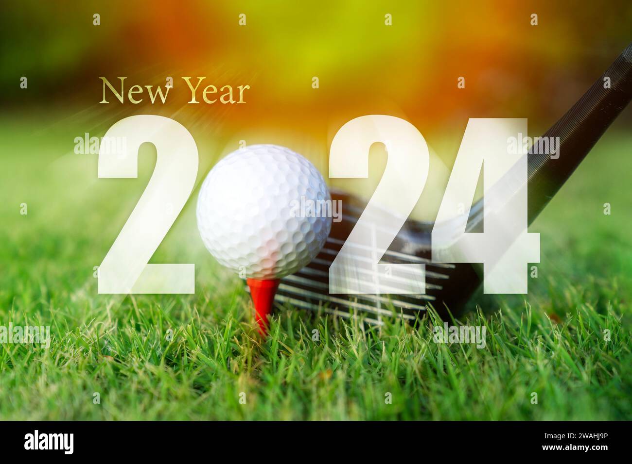 Hand-Golfer-Mann, der Golfball für glückliches neues Jahr 2023 auf dem grünen Golf für neues gesundes setzt. Stockfoto