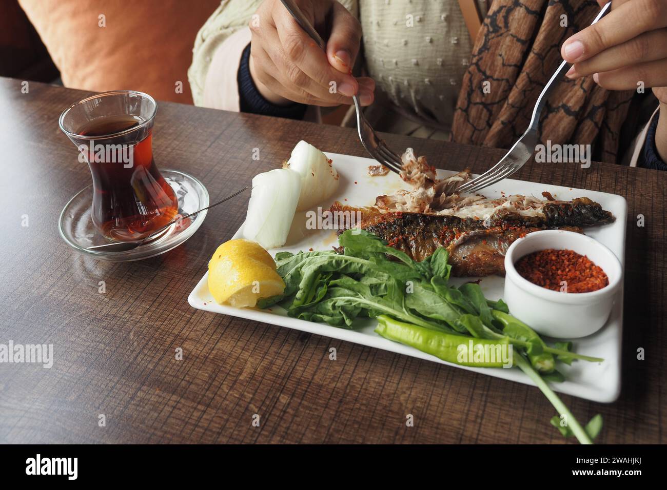 Frittiertes Fischfilet mit Gemüse essen, Stockfoto