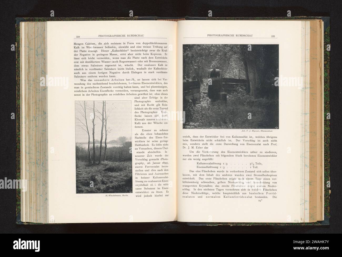 Frau, die zwei Tonnen Wasser trägt, Johan Huijsser, ca. 1894 - in oder vor 1899 photomechanischen Druck Niederlande (möglicherweise)Berlin Papier Erwachsene Frau. Holzbehälter: Fass, Fass, Eimer Stockfoto