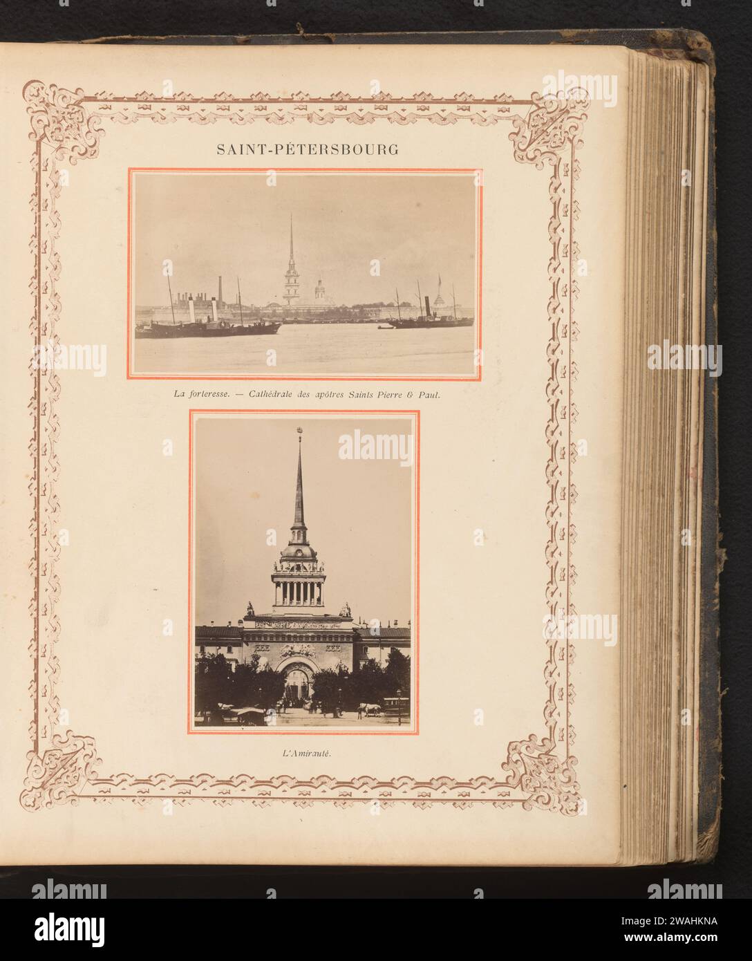 Blick auf den Petrus-en-Paulvesting und Blick auf die Admiralität in St. Petersburg, Russland, Anonym, 1890 Foto Sint-Petersburg fotografische Unterstützung Albumendruck Aussicht auf die Stadt, Stadtpanorama, Silhouette der Stadt. marine (+ marinestreitkräfte) Petrus-en-Paulus Kathedrale. Admiralität Stockfoto