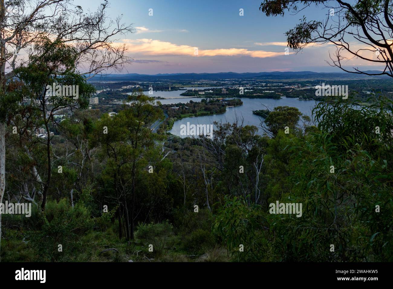 Sonnenuntergang über Canberra vom Black Mountain Stockfoto