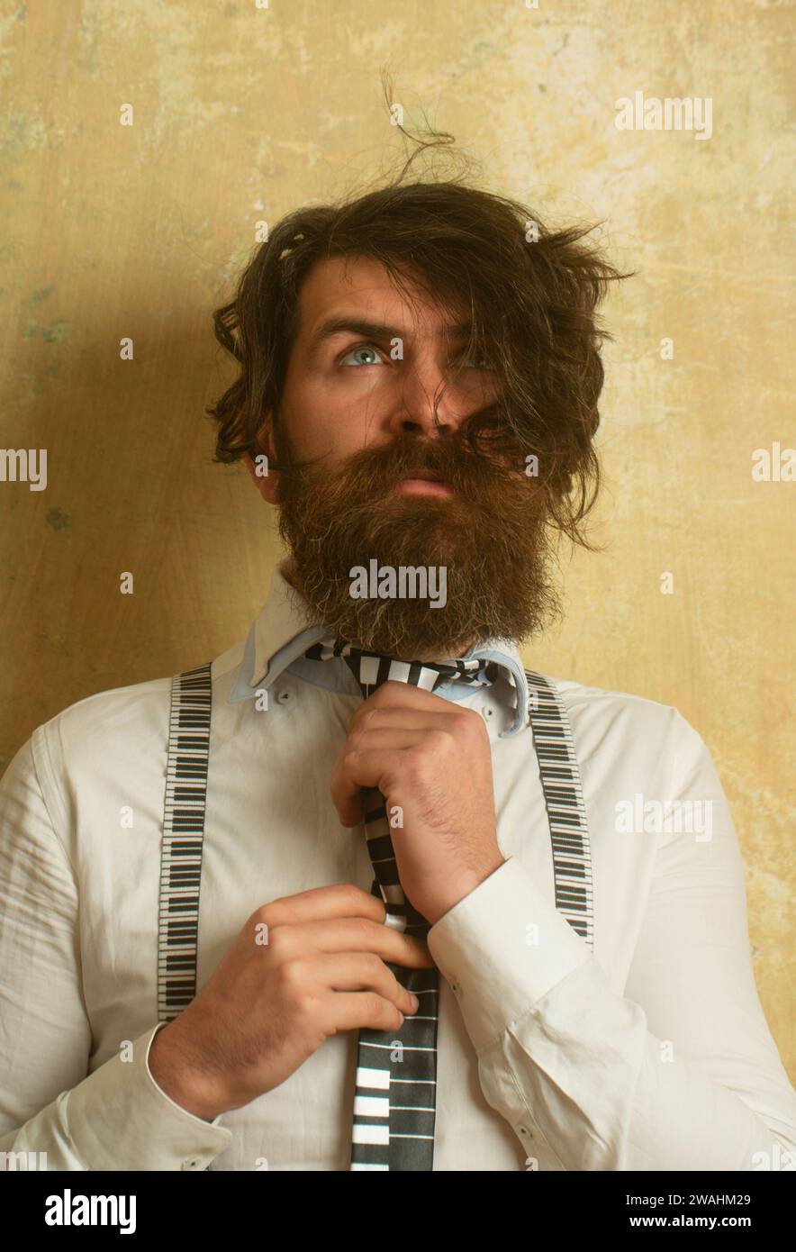Porträt eines lustigen Hipster-Mannes. Porträt von lustigen bärtigen Mann in weißem Hemd binden die Krawatte. Bärtiger Mann mit ungekämmtem zerhaartem Haar. Verrückt Stockfoto
