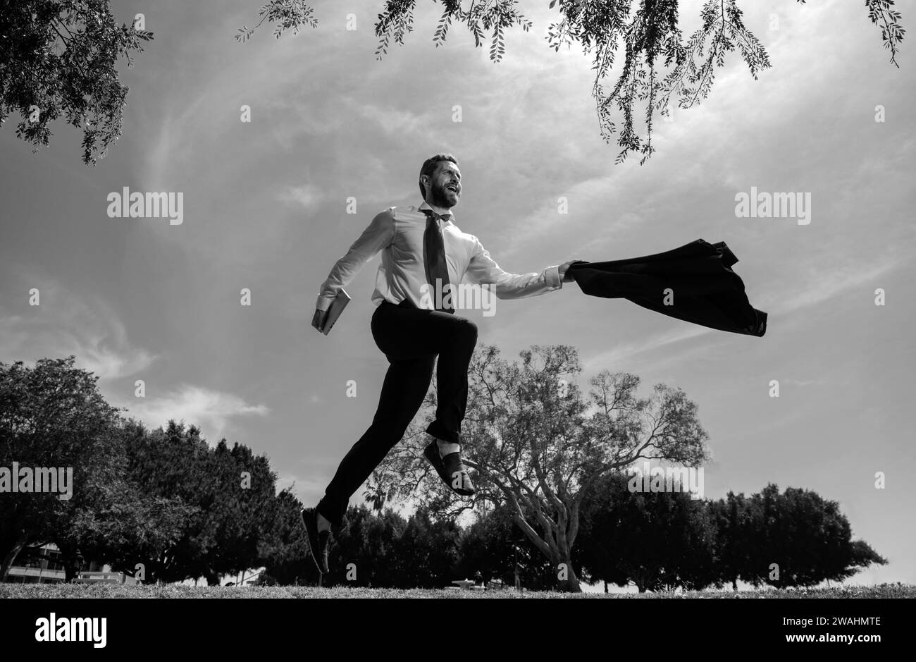Begeisterter Geschäftsmann läuft schnell, Rennen und springen. Stockfoto