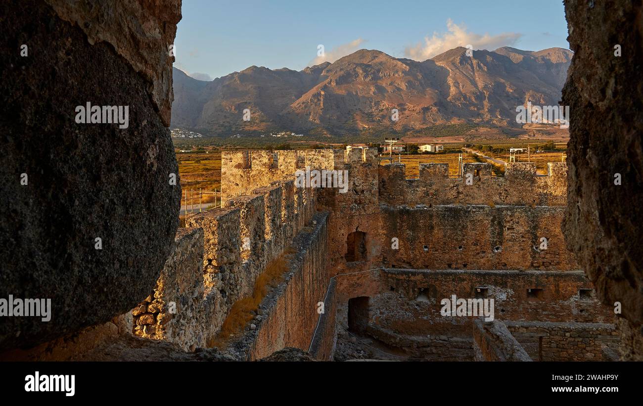 Abendlicht, Zinnen, Innenhof, Eckturm, Berge, Lefka Ori, Weiße Berge, Frangokastello, venezianische Festung, Festungsschloss Stockfoto