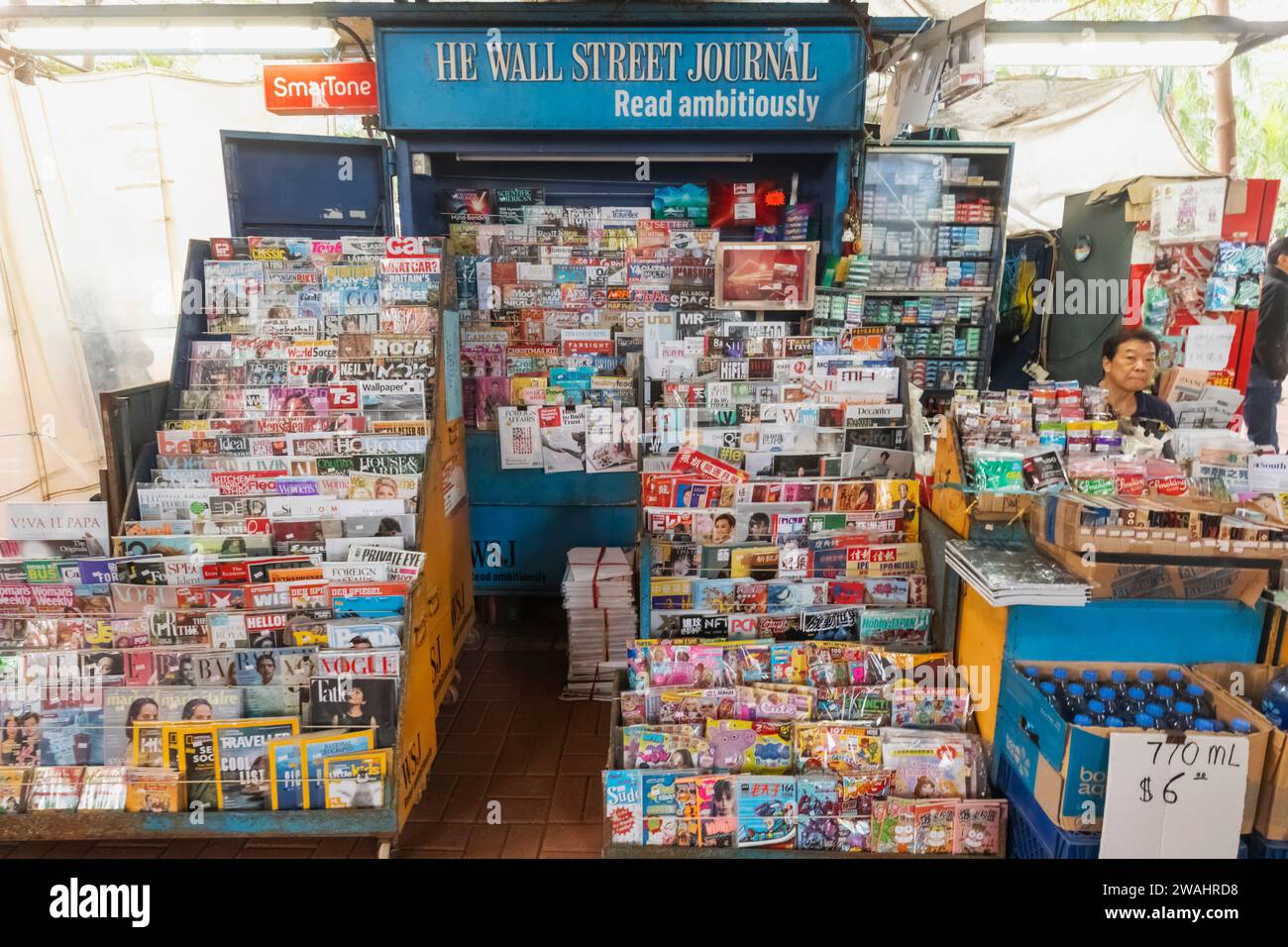 China, Hongkong, Hong Kong Island, typischer Zeitungs- und Zeitschriftenladen Stockfoto