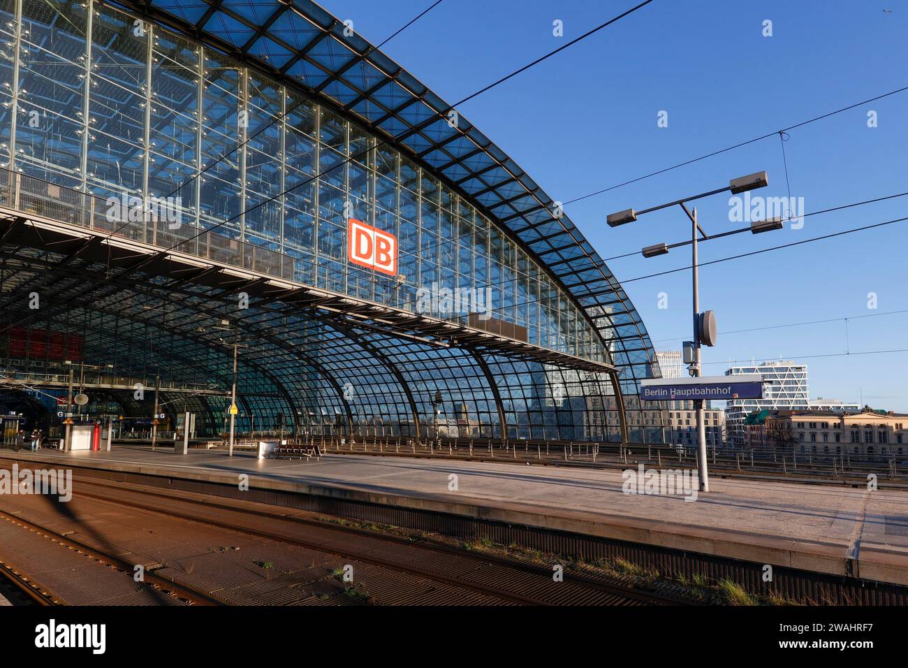 Kein Zug und keine Passagiere am Berliner Hauptbahnhof. Die gewerkschaft Verdi und die Eisenbahn- und verkehrsunion (EVG) sind für 24 streikend Stockfoto