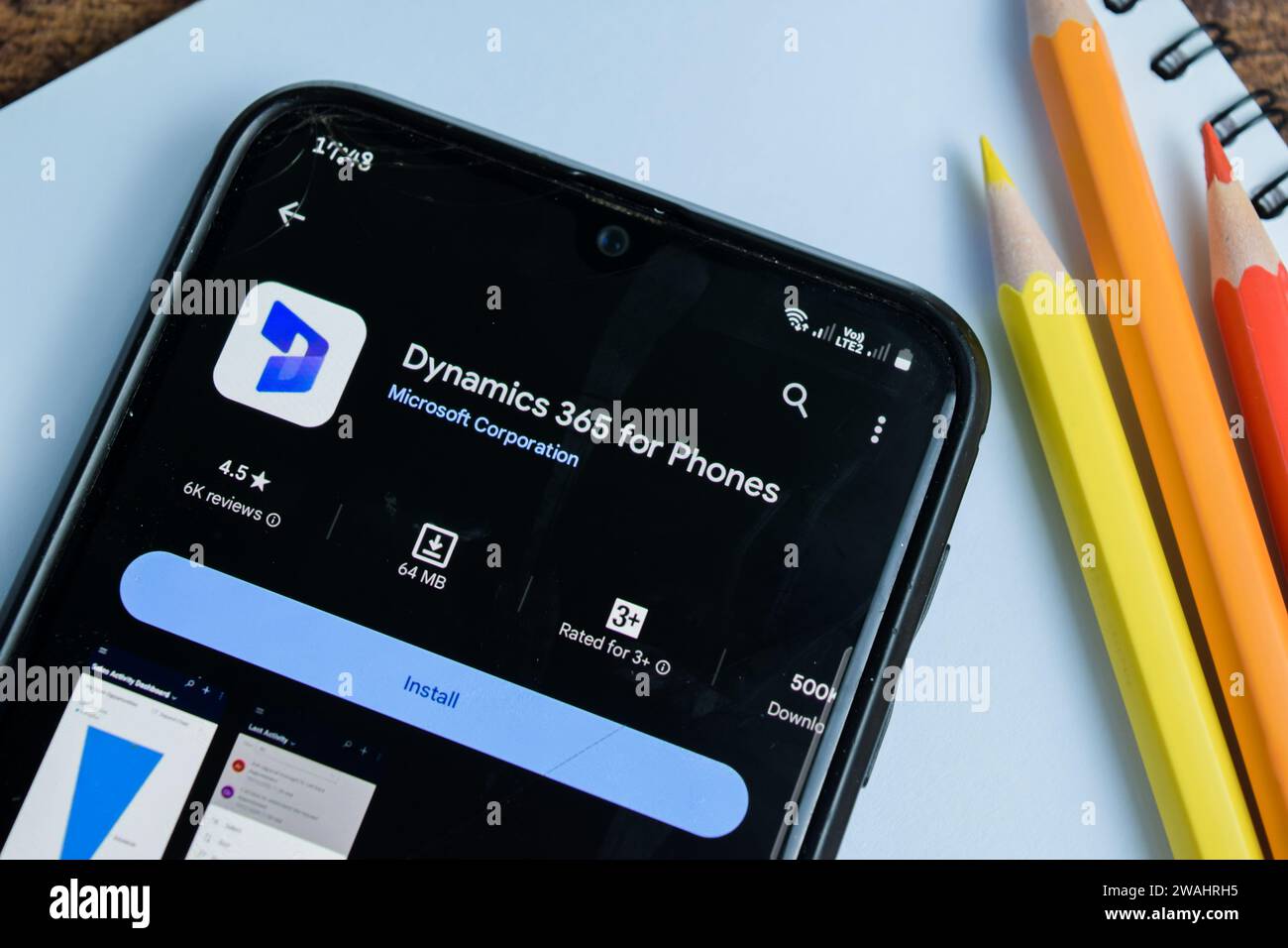 Dynamics 365 für Telefone auf dem Smartphone-Bildschirm. Dynamics 365 ist ein kostenloser Webbrowser, der von der Microsoft Corporation entwickelt wurde. Bekasi, Indonesien Stockfoto
