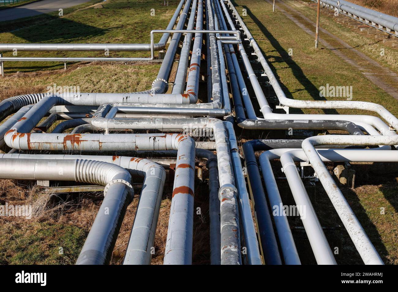 Rohölpipeline der Oelhafen Rostock GmbH, EUROPORTS. Die Ölpipeline versorgt die PCK-Raffinerie Schwedt, Rostock, 08/02/2023 Stockfoto