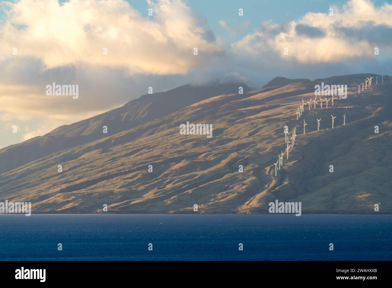 Warmes Sonnenuntergangslicht über den umweltbewussten West Maui Mountains Stockfoto