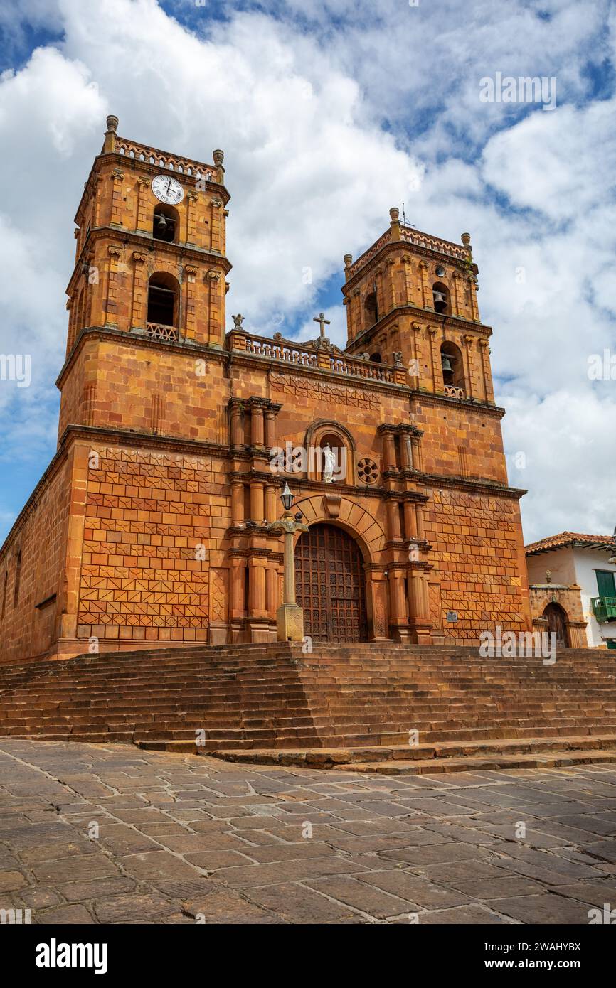 Pfarrkirche der Unbefleckten Empfängnis in Barichara, Santander-Departement Kolumbien. Der hoch aufragende Glockenturm und die wunderschönen Fenster machen es aus Stockfoto