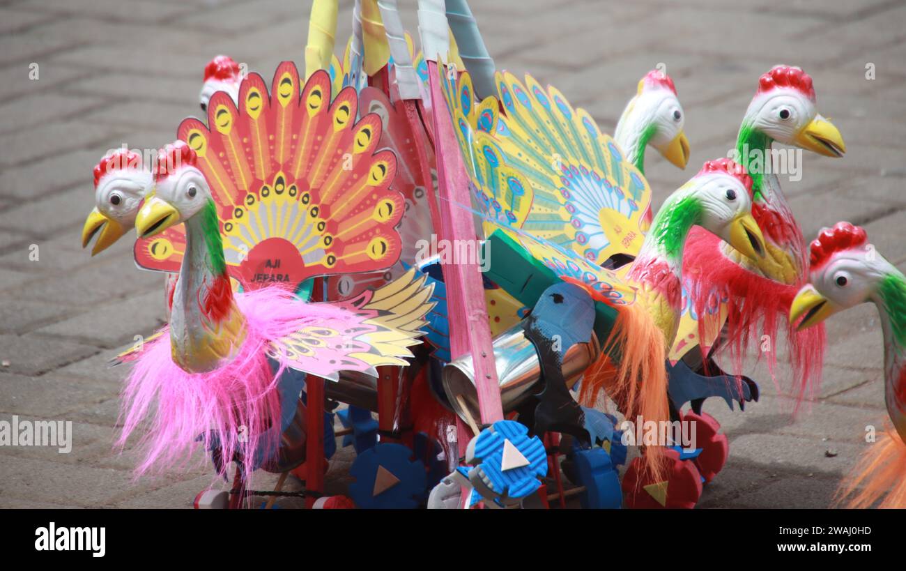 Traditionelles indonesisches Kinderspielzeug, geformt wie ein Tier mit Rädern, macht das Spielzeug beim Laufen ein Geräusch. Stockfoto