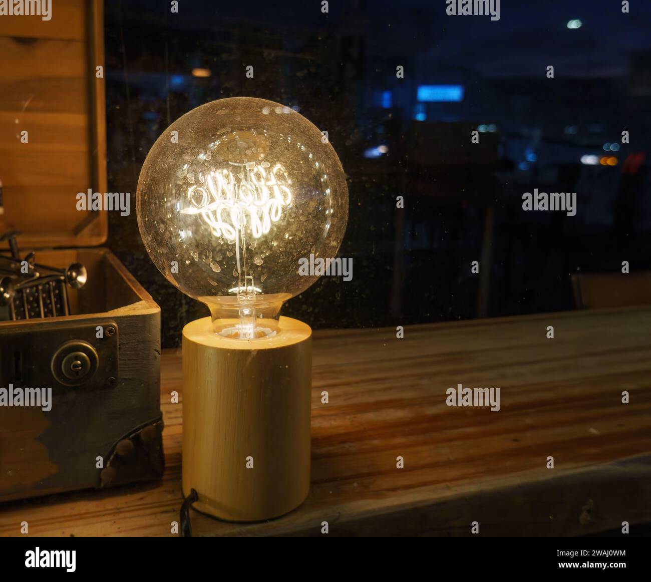 Glühlampe auf dem Display des Schaufensters. Stockfoto