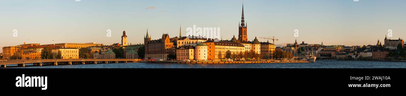 Stockholm, Schweden. Panorama der Altstadt und der Insel Riddarholmen bei Sonnenuntergang, Kirche und historische Gebäude. Stockfoto