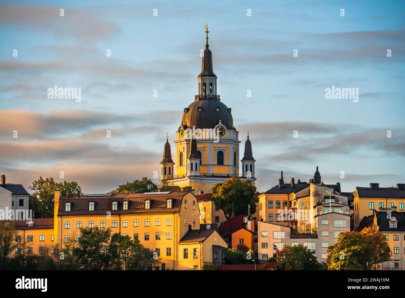 Stockholm, Schweden, die Katarina-Kirche im Stadtteil Södermalm mit dem frühen Morgenlicht im Herbst. Gelbe Farben, teilweise bewölkt. Stockfoto