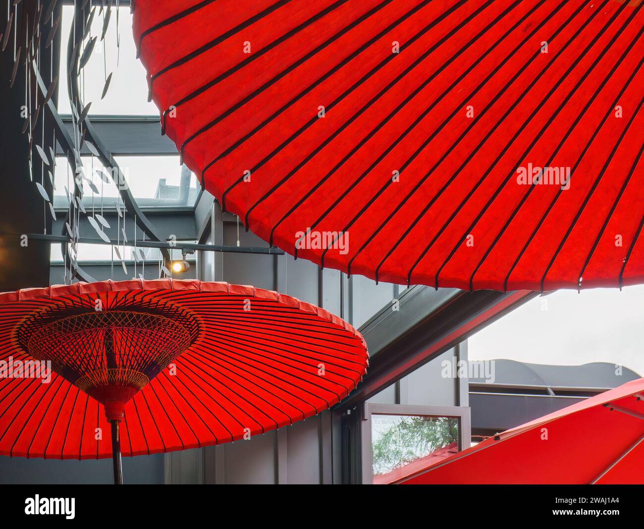 Rote japanische Regenschirme in einem japanischen Restaurant in Auckland. Stockfoto