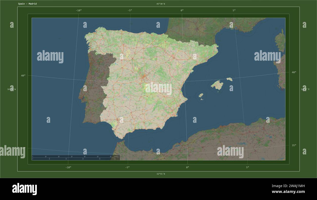Spanien wird auf einer topografischen Karte im Stil von OSM Deutschland mit dem Hauptpunkt des Landes, kartographischem Raster, Entfernungsskala und Kartengrenzkoord hervorgehoben Stockfoto