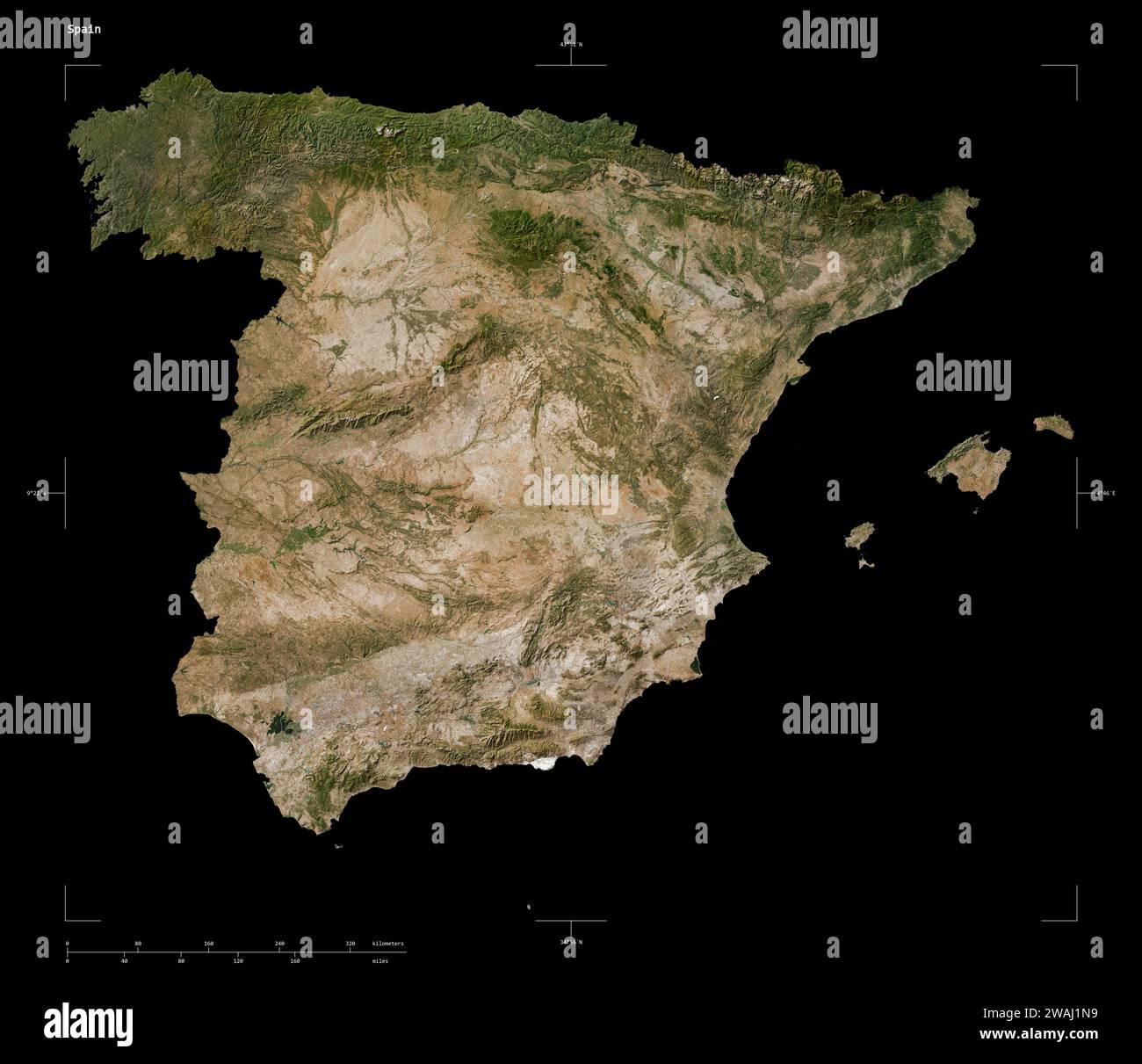 Form einer niedrig auflösenden Satellitenkarte Spaniens mit Entfernungsskala und Kartengrenzkoordinaten, isoliert auf Schwarz Stockfoto