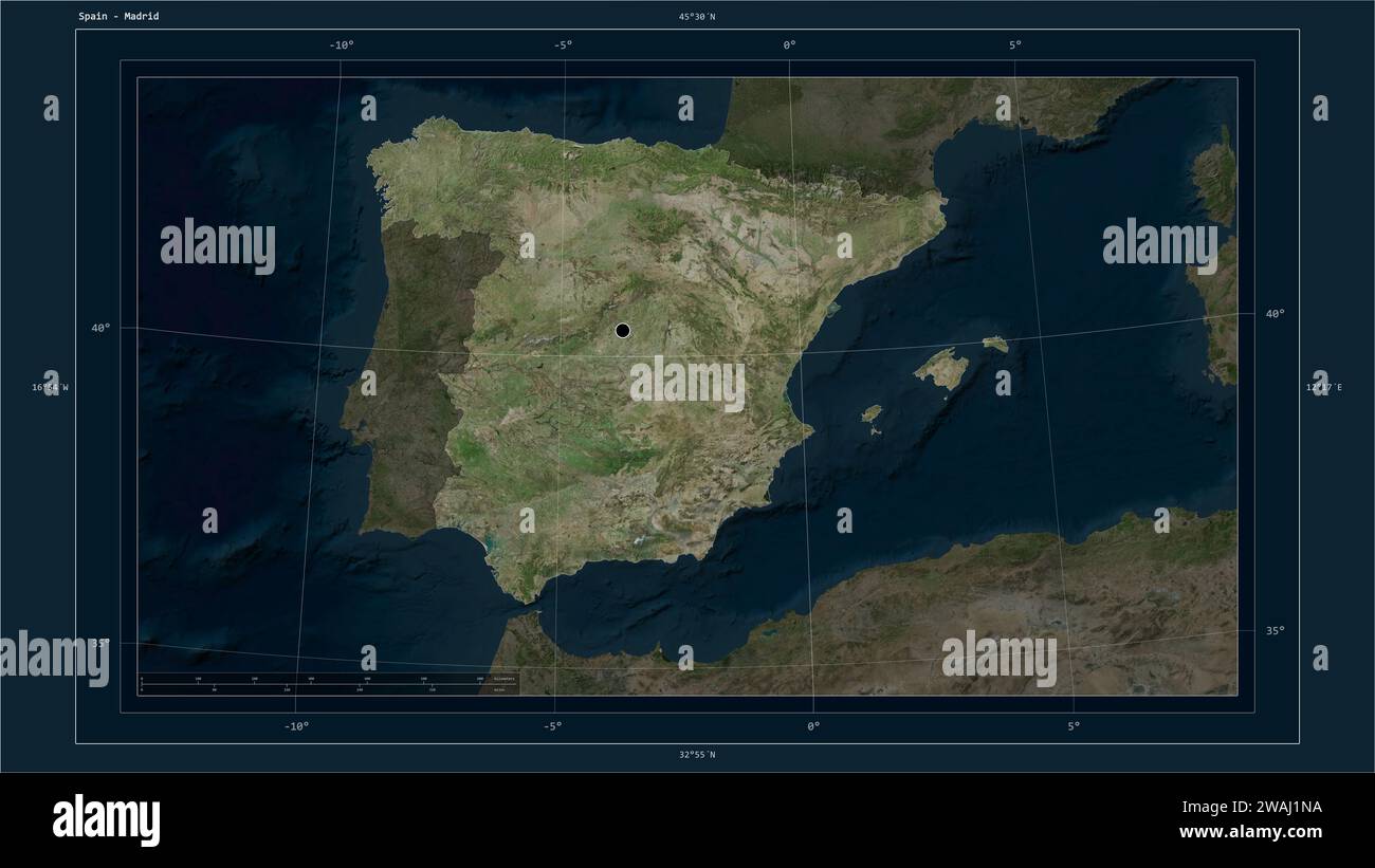 Spanien wird auf einer hochauflösenden Satellitenkarte mit dem Hauptpunkt des Landes, kartographischem Raster, Entfernungsskala und Kartengrenzkoordinate hervorgehoben Stockfoto