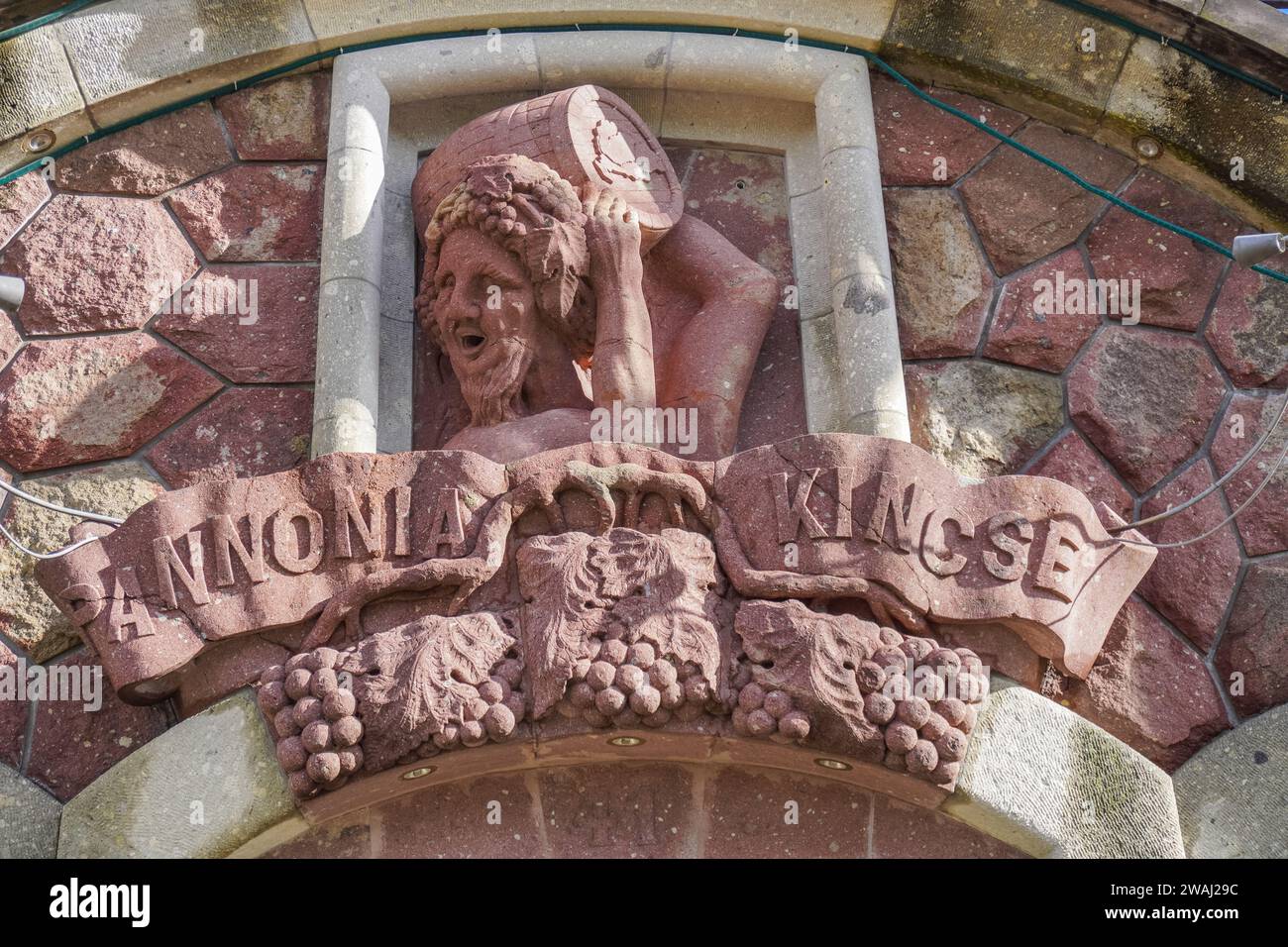 Bogacs, Ungarn. November 2023. Am 8. November wird in Bogacs, Ungarn, ein Basrelief mit einem Vintage-Motiv an der Fassade eines Weinkellers gesehen. (Foto: Michal Fludra/NurPhoto) Credit: NurPhoto SRL/Alamy Live News Stockfoto