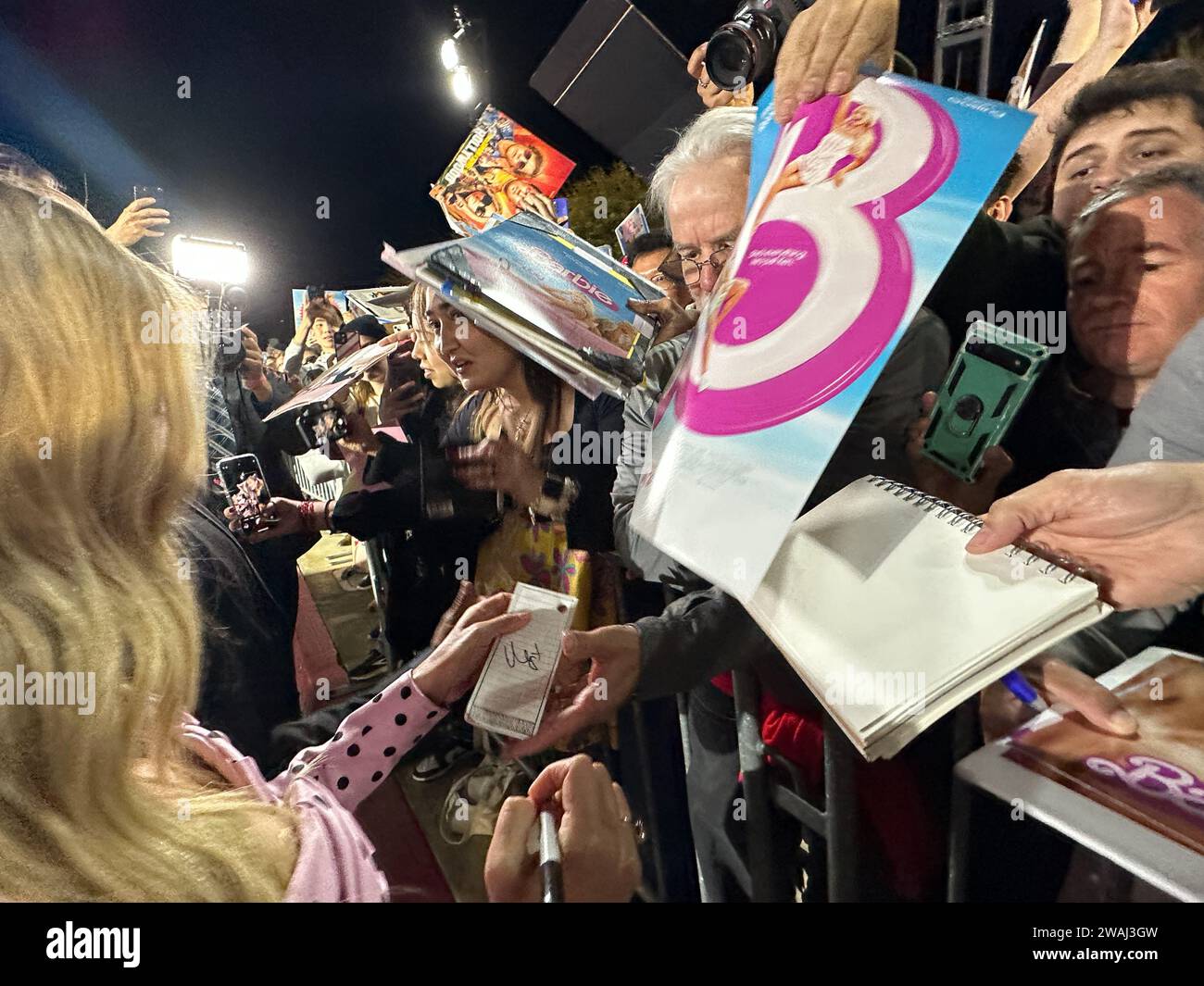 Palm Springs, Kalifornien, USA, 4. Januar 2024. Margot Robbie signiert Autogramme für die Fans, die sie fröhlich anbrüllen: „Hi Barbie!“ Sie strahlt zurück und sieht aus wie die berühmteste Puppe der Geschichte, in ihrem pinkfarbenen Satin-Kleid und mit langen blonden Haaren. Sie sind auf dem Palm Springs International Film Festival 2024 bei der Zeremonie des 4. Januar Film Awards. (Kreditbild: © Amy Katz/ZUMA Press Wire) NUR REDAKTIONELLE VERWENDUNG! Nicht für kommerzielle ZWECKE! Stockfoto