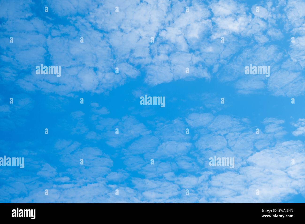 Wunderschöner Himmel mit Wolken und Sonne an einem Sommertag. Zeitraffer der Wolken über dem blauen Himmel mit Sonnenschein. Hintergrund der Natur des Himmels. Stockfoto