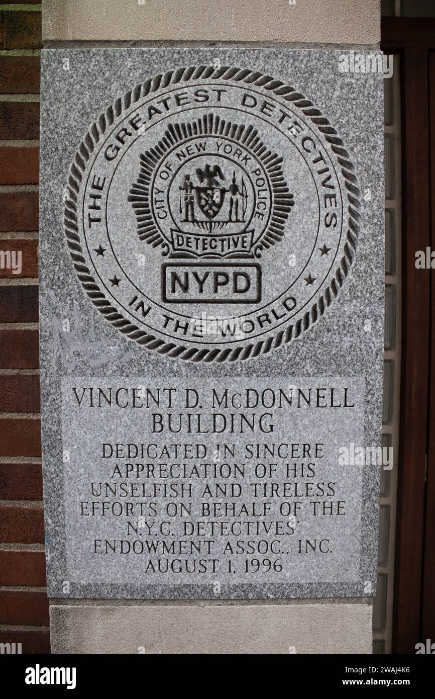 Ein Steinschild des "NYPD" an einer Gebäudewand in New York, USA Stockfoto