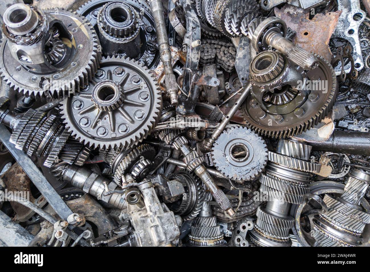Stapel von Getriebesystemen für Gebrauchtfahrzeuge, Hintergrund im Vollformat Stockfoto