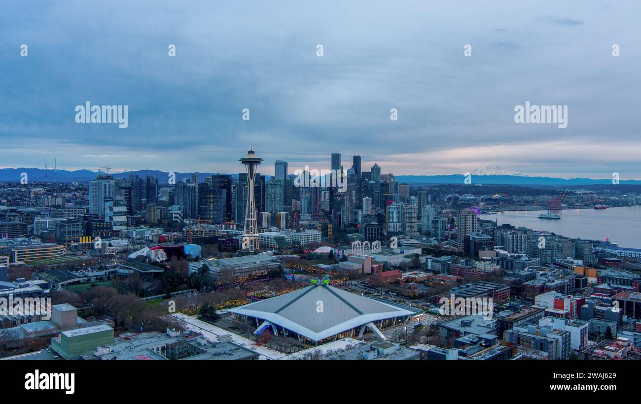 Die Skyline der Stadt Seattle, Washington bei Sonnenuntergang an Weihnachten Stockfoto