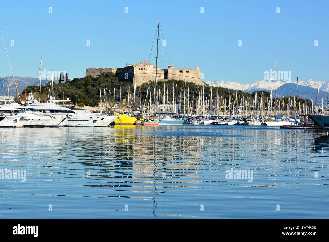 Frankreich, die französische riviera, Antibes, der Hafen von Vauban blickt auf das Fort Carré und die verschneiten Berge des Mercantour Massivs. Stockfoto