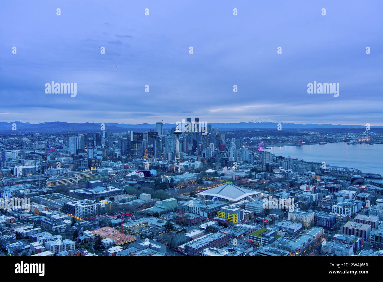 Die Skyline der Stadt Seattle, Washington bei Sonnenuntergang an Weihnachten Stockfoto