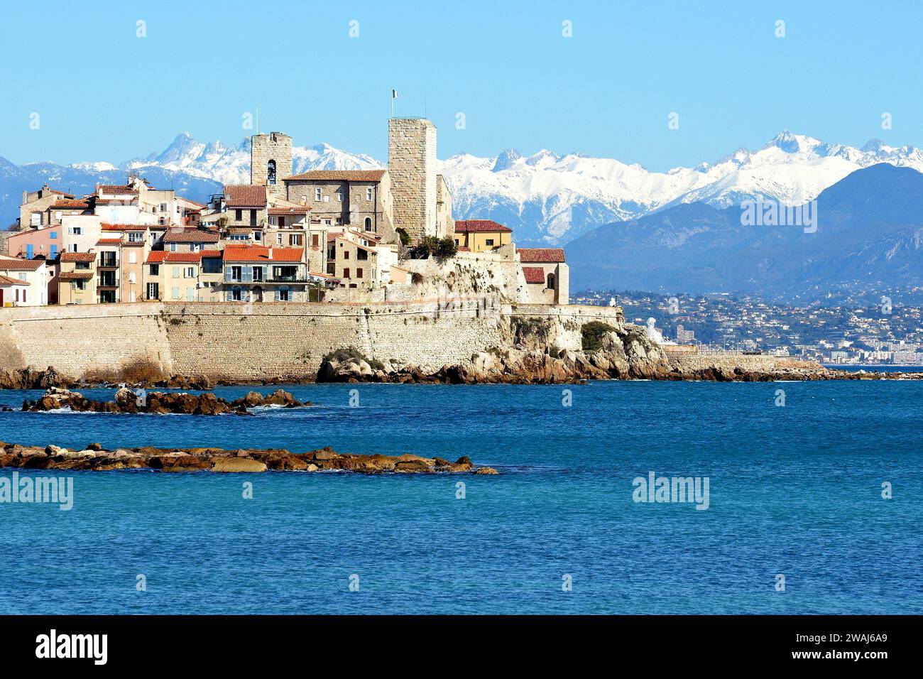 Frankreich, die französische riviera, Antibes, die Altstadt mit ihren Festungsmauern und das schneebedeckte mercantour Massiv. Stockfoto