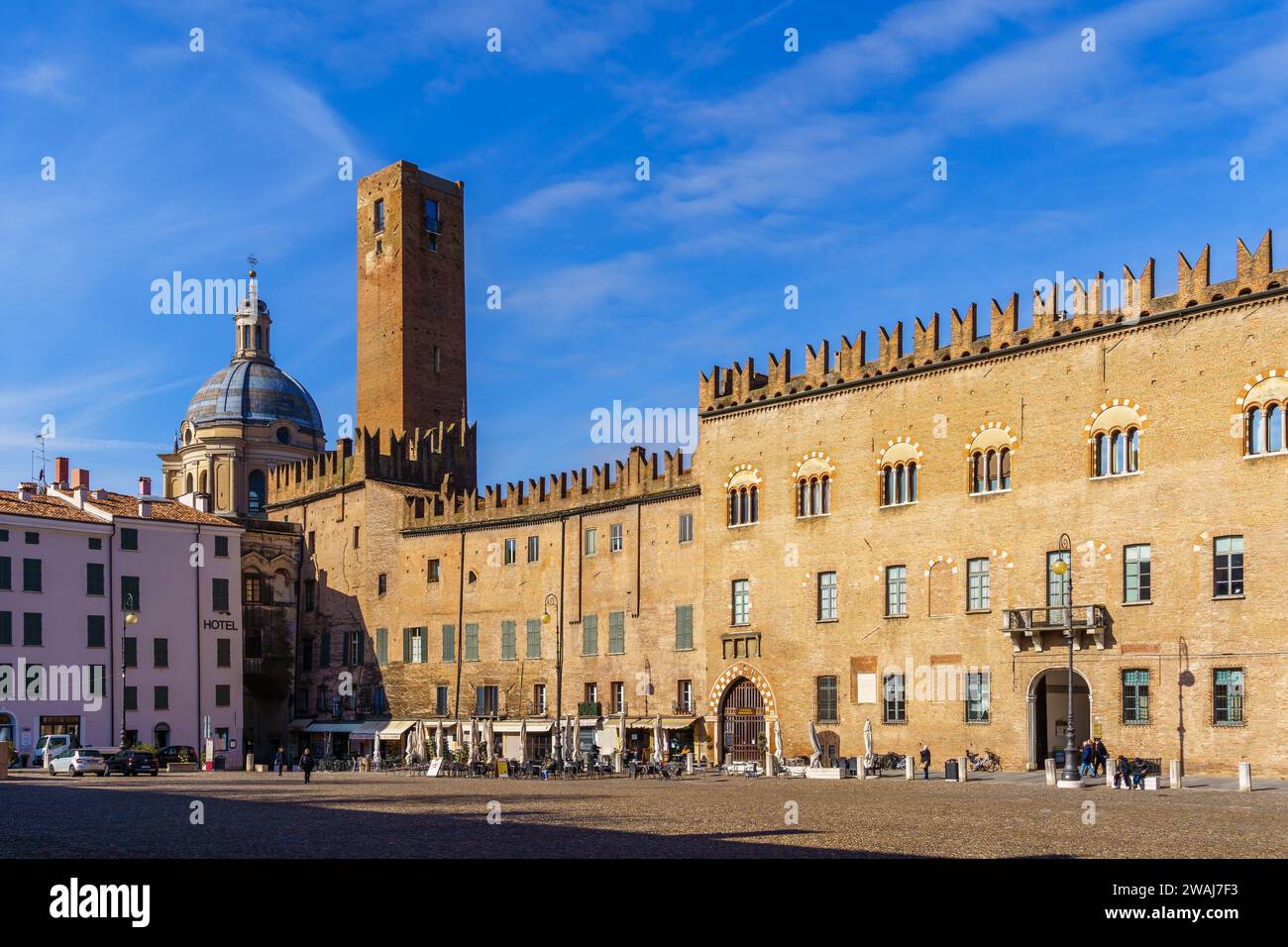 Mantua, Italien - 28. Februar 2023: Blick auf die Piazza Sordello mit lokalen Denkmälern und Unternehmen, Einheimischen und Besuchern in Mantua (Mantova), Lombar Stockfoto